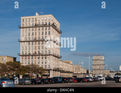 NORMANDIE, FRANKREICH. Nachkriegszeit Wohn- und Geschäftshäusern in Le Havre Stadtzentrum von Auguste Perret entworfen. 2013. Stockfoto