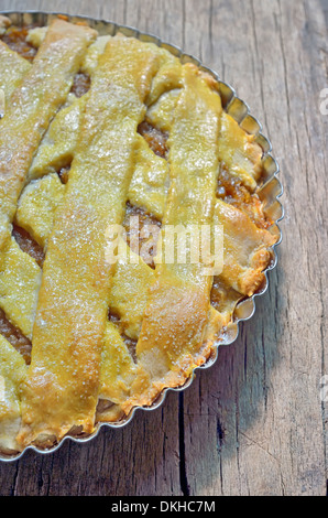 Apfelkuchen auf eine isolierte Holz Hintergrund Stockfoto