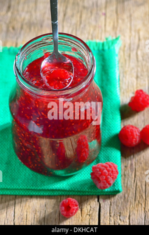 Hausgemachten Himbeer Marmelade auf einem hölzernen Hintergrund Stockfoto