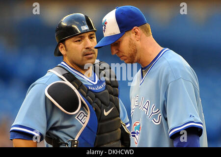 12. Juni 2009 - Toronto, Ontario, Kanada - 12. Juni 2009: Roy Halladay #32 der Toronto Blue Jays spricht mit Catcher Rod Barajas nach Gefühl Schmerz nach einem Pitch im 4. Inning gegen die Florida Marlins am 12. Juni 2009 im Rogers Centre in Toronto, Ontario, Kanada... . Die Jays verlor gegen die Marlins 7-3. (Kredit-Bild: © Southcreek Global/ZUMApress.com) Stockfoto