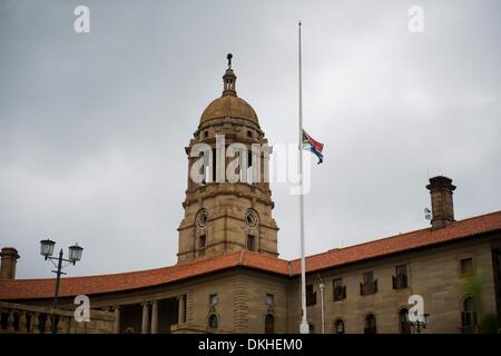 Pretoria, Südafrika. 6. Dezember 2013. Die südafrikanische Flagge, Halbmast am 6. Dezember 2013 in Pretoria, Südafrika. Der Vater der Nation, Nelson Mandela, Tata Madiba, ruhig am Abend des 5. Dezember 2013 in seinem Haus in Houghton mit Familie verstorben. (Foto von Gallo Images / Foto24 / Alet Pretorius) Bildnachweis: Gallo Bilder/Alamy Live News Stockfoto