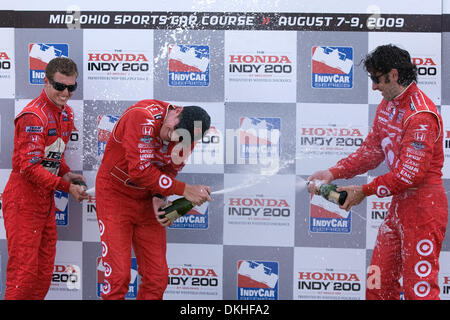 9. August 2009: The Champaign fliegen in der Victory Lane zwischen zweitem Platz Finisher Ryan Briscoe, siegreiche Fahrer Scott Dixon und den dritten Platz Finisher Dario Franchitti nach den Honda Indy 200 auf der Mid-Ohio Sports Car Course in Lexington, OH. (Kredit-Bild: © Frank Jansky/Southcreek Global/ZUMApress.com) Stockfoto