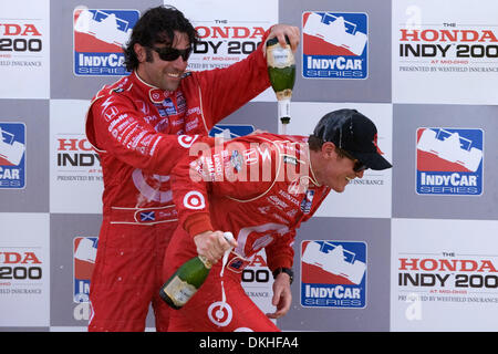 9. August 2009: Dritter Platz Finisher Dario Franchittihe gießt Champagner auf siegreiche Fahrer Scott Dixon nach den Honda Indy 200 auf der Mid-Ohio Sports Car Course in Lexington, OH. (Kredit-Bild: © Frank Jansky/Southcreek Global/ZUMApress.com) Stockfoto