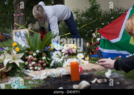 Houghton, Südafrika. 6. Dezember 2013. Hunderte von Südafrikaner haben Blumen und Kerzen vor dem Haus des ehemaligen südafrikanischen Präsidenten Nelson Mandela zum Gedenken an den Tod in Houghton, Johannesburg, Südafrika platziert. Bildnachweis: Jay Correia Caboz/Alamy Live-Nachrichten Stockfoto