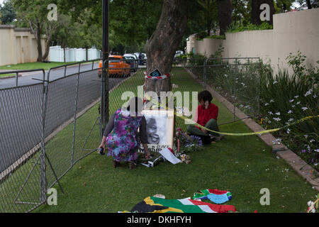 Houghton, Südafrika. 6. Dezember 2013. Hunderte von Südafrikaner haben Blumen und Kerzen vor dem Haus des ehemaligen südafrikanischen Präsidenten Nelson Mandela zum Gedenken an den Tod in Houghton, Johannesburg, Südafrika platziert. Bildnachweis: Jay Correia Caboz/Alamy Live-Nachrichten Stockfoto