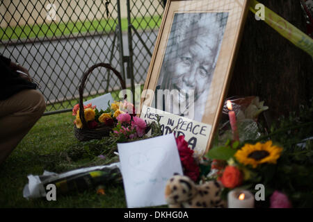 Houghton, Südafrika. 6. Dezember 2013. Hunderte von Südafrikaner haben Blumen und Kerzen vor dem Haus des ehemaligen südafrikanischen Präsidenten Nelson Mandela zum Gedenken an den Tod in Houghton, Johannesburg, Südafrika platziert. Bildnachweis: Jay Correia Caboz/Alamy Live-Nachrichten Stockfoto