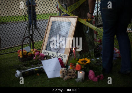 Houghton, Südafrika. 6. Dezember 2013. Hunderte von Südafrikaner haben Blumen und Kerzen vor dem Haus des ehemaligen südafrikanischen Präsidenten Nelson Mandela zum Gedenken an den Tod in Houghton, Johannesburg, Südafrika platziert. Bildnachweis: Jay Correia Caboz/Alamy Live-Nachrichten Stockfoto