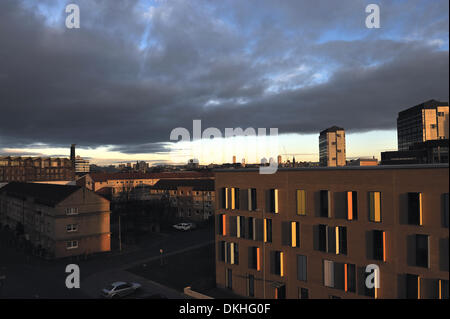 Glasgow, Schottland. 6. Dezember 2013. Stimmungsvolle Himmel mit dunklen Wolken und Sonnenschein über Stadtzentrum von Glasgow und die Gorbals. Bildnachweis: Tony Clerkson/Alamy Live-Nachrichten Stockfoto