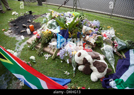 Houghton, Südafrika. 6. Dezember 2013. Hunderte von Südafrikaner haben Blumen und Kerzen vor dem Haus des ehemaligen südafrikanischen Präsidenten Nelson Mandela zum Gedenken an den Tod in Houghton, Johannesburg, Südafrika platziert. Bildnachweis: Jay Correia Caboz/Alamy Live-Nachrichten Stockfoto