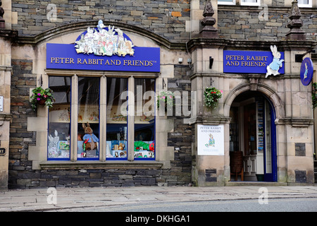 Der Peter Rabbit and Friends Shop auf dem Saint Martin's Square in Bowness-on-Windermere, Lake District, Cumbria, England, Großbritannien Stockfoto