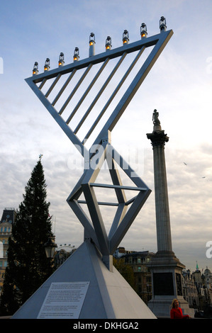 London, England, Vereinigtes Königreich. Chanukka auf dem Trafalgar Square, Dezember 2013. Stilisierte Hanukkiya oder Menorah Stockfoto