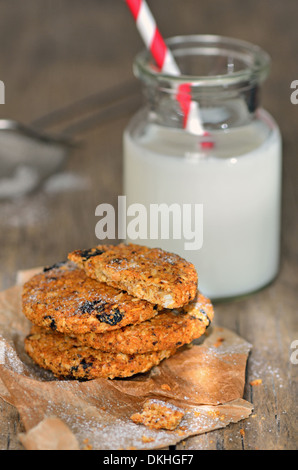 diätetische Kekse und Milch auf ein Holz Mentorprogramm Stockfoto