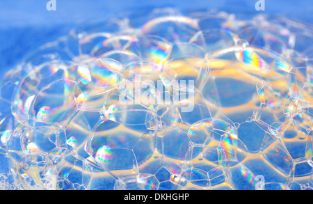 hellen Seifenblasen auf blauem Hintergrund Stockfoto