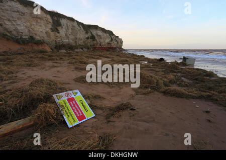 Alten Hunstanton, Norfolk, Großbritannien. 6. Dezember 2013. Trümmer Würfe Strand am Morgen nach der größten Flutwelle in 60 Jahre alten Hunstanton an der Küste von Norfolk. Bildnachweis: Stuart Aylmer/Alamy Live-Nachrichten Stockfoto