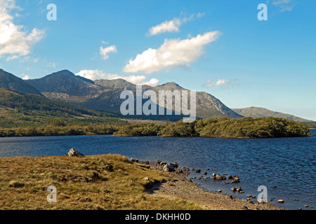 Bencorr betrachtet aus über Lough Inagh, Connemara, County Galway, Irland. Stockfoto