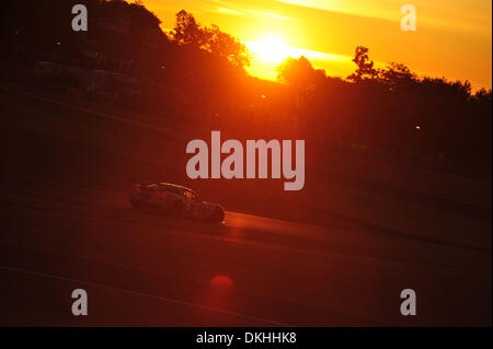 14. Juni 2009 steigt - Le Mans, Frankreich - die Sonne während der 24 Stunden von Le Mans, Sonntag, 14. Juni 2009, in Le Mans, Frankreich. (Kredit-Bild: © Rainier Ehrhardt/ZUMAPRESS.com) Stockfoto