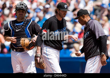 14. Juni 2009 - Toronto, Ontario, Kanada - 14. Juni 2009: Blue Jays beginnend links übergeben Krug Brian Tallet (56) wird aus dem Spiel von Manager Cito Gaston im vierten Inning des Spiels im Rogers Center in Toronto, Kanada gezogen. (Kredit-Bild: © Southcreek Global/ZUMApress.com) Stockfoto