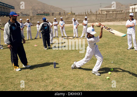 16. Juni 2009 sind Kinder - Kabul, Afghanistan - Cricket in Kabul, Afghanistan spielen beigebracht. (Bild Kredit: Theodore Liasi/ZUMAPRESS.com ©) Stockfoto