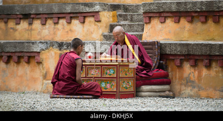 Buddhistischer Mönch, rezitieren der Lehren des Buddha, seine Schüler im Kloster Sera, Lhasa, Tibet, China Stockfoto