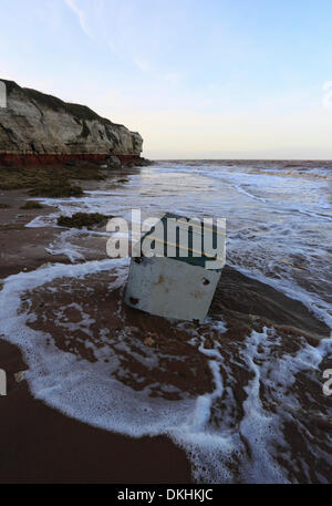 Alten Hunstanton, Norfolk, Großbritannien. 6. Dezember 2013. Trümmer Würfe Strand am Morgen nach der größten Flutwelle in 60 Jahre alten Hunstanton an der Küste von Norfolk. Bildnachweis: Stuart Aylmer/Alamy Live-Nachrichten Stockfoto