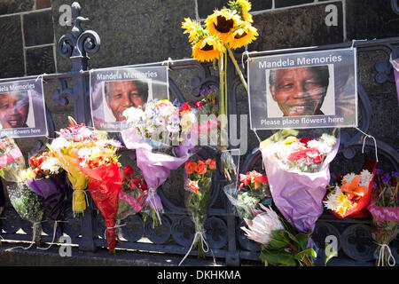 Cape Town, Südafrika. 6. Dezember 2013.  Die Niederlegung von Blumen InTribute, Nelson Mandela nach seinem Tod an Central Methodist Church in Kapstadt Credit: M.Sobreira/Alamy Live News Stockfoto