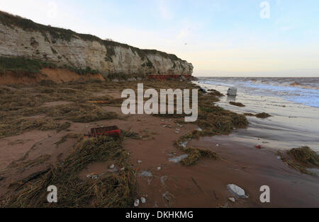 Alten Hunstanton, Norfolk, Großbritannien. 6. Dezember 2013. Trümmer Würfe Strand am Morgen nach der größten Flutwelle in 60 Jahre alten Hunstanton an der Küste von Norfolk. Bildnachweis: Stuart Aylmer/Alamy Live-Nachrichten Stockfoto