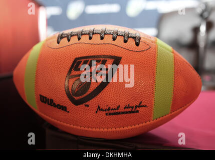 12. August 2009 - Orlando, Florida, USA - 12. August 2009... United Football League Fußball und Logo auf der Pressekonferenz zur Ankündigung der neuen Namen Florida Tuskers und einheitliches Design im Rosen Shingle Creek Resort in Orlando, Florida. (Kredit-Bild: © Southcreek Global/ZUMApress.com) Stockfoto