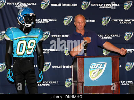 12. August 2009 - Orlando, Florida, USA - 12. August 2009... Head Coach Jim Haslett befasst sich mit die Medien während einer Pressekonferenz zur Ankündigung der neuen Namen Florida Tuskers und einheitliches Design im Rosen Shingle Creek Resort in Orlando, Florida. (Kredit-Bild: © Southcreek Global/ZUMApress.com) Stockfoto