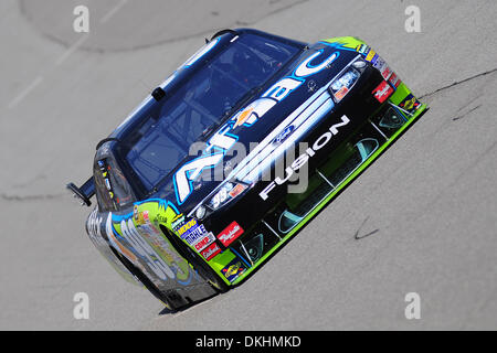 14. August 2009 - Brooklyn, Michigan, USA - 14. August 2009: Sprint Cup Fahrer Carl Edward fährt seine Aflac Ford in Kurve eins am Freitag Praxis für Auto Fax 400 auf dem Michigan International Speedway in Brooklyn, Michigan. (Kredit-Bild: © Southcreek Global/ZUMApress.com) Stockfoto