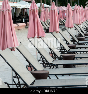 Royal Hawaiian Hotel Liegestühle mit Sonnenschirmen am Strand, Waikiki, Honolulu, Oahu, Hawaii, USA Stockfoto