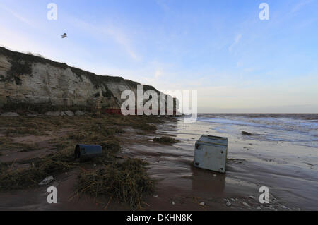 Alten Hunstanton, Norfolk, Großbritannien. 6. Dezember 2013. Trümmer Würfe Strand am Morgen nach der größten Flutwelle in 60 Jahre alten Hunstanton an der Küste von Norfolk. Bildnachweis: Stuart Aylmer/Alamy Live-Nachrichten Stockfoto