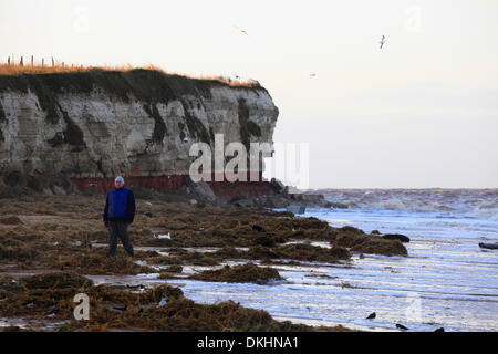 Alten Hunstanton, Norfolk, Großbritannien. 6. Dezember 2013. Trümmer Würfe Strand am Morgen nach der größten Flutwelle in 60 Jahre alten Hunstanton an der Küste von Norfolk. Frische Klippe fallen, da die Klippen weiter erodieren. Bildnachweis: Stuart Aylmer/Alamy Live-Nachrichten Stockfoto