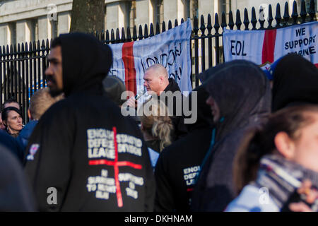 6. Dezember 2013 London. Ein ehemaliger Soldat spricht, wie mehrere Dutzend von der extremen Rechten English Defence League außerhalb Downing Street forderten die Freilassung von Sergent Alex Blackman, verurteilt die Muder eine Gefangenen Aufständischen Taliban in Afghanistan zu protestieren. Bildnachweis: Paul Davey/Alamy Live-Nachrichten Stockfoto