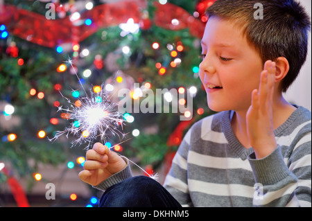 Weihnachten und Porträt des jungen Blick auf Feuer Funken Stockfoto