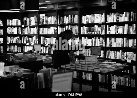 Innenraum der Waterstones Buchladen: potenzieller Kunde einen möglichen Kauf zu betrachten. Buch Shop Innenraum UK. Buchhandlung innen UK Stockfoto