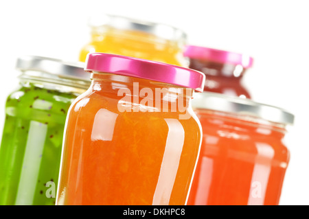 Gläser mit fruchtigen Marmeladen, isoliert auf weißem Hintergrund. Obst Stockfoto