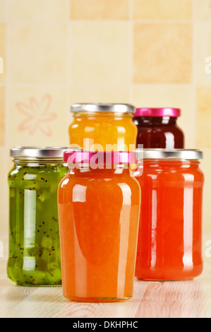 Komposition mit Gläsern der fruchtige Marmeladen in der Küche Stockfoto