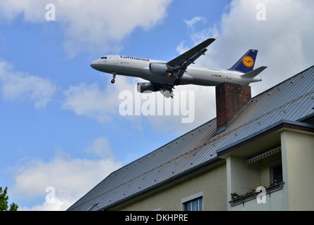 Fluglaerm, Flugzeug, Wohnhaus, Kurt-Schumacher-Damm, Tegel, Berlin, Deutschland / Fluglärm Stockfoto