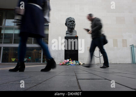 London, 6. Dezember 2013: Tributes Gießen dem ehemaligen südafrikanischen Führer und Anti-Apartheid ANC Kämpferin Nelson Mandela, der gestorben ist im Alter von 95. Mandela hat viele Freunde in Großbritannien, besuchen viele Male- und viele Aktivisten in Großbritannien während der 60er Jahre verbannt wurden. Er hob Bewusstsein und die Mittel für seine politischen Kampf gegen das rassistische Regime auch dann als Präsident nach 27 Jahren Haft. Bildnachweis: Richard Baker / Alamy Live News. Stockfoto