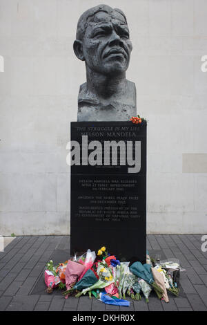 London, 6. Dezember 2013: Tributes Gießen dem ehemaligen südafrikanischen Führer und Anti-Apartheid ANC Kämpferin Nelson Mandela, der gestorben ist im Alter von 95. Mandela hat viele Freunde in Großbritannien, besuchen viele Male- und viele Aktivisten in Großbritannien während der 60er Jahre verbannt wurden. Er hob Bewusstsein und die Mittel für seine politischen Kampf gegen das rassistische Regime auch dann als Präsident nach 27 Jahren Haft. Bildnachweis: Richard Baker / Alamy Live News. Stockfoto