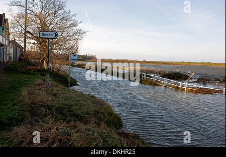 Cley Norfolk, Großbritannien. 6. Dezember 2013. Der Bushaltestelle im Dorf Cley liegt unter Wasser, nachdem Storm Surge Gewässern verletzt Meer Abwehrkräfte und überflutet die Küstenstraße zwischen Cromer und Wells-Next-The-Sea, die A149. 6. Dezember 2013. Bildnachweis: Tim James/The Gray Gallery/Alamy Live-Nachrichten Stockfoto