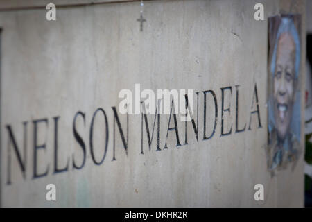 London, 6. Dezember 2013: Tributes Gießen dem ehemaligen südafrikanischen Führer und Anti-Apartheid ANC Kämpferin Nelson Mandela, der gestorben ist im Alter von 95. Mandela hat viele Freunde in Großbritannien, besuchen viele Male- und viele Aktivisten in Großbritannien während der 60er Jahre verbannt wurden. Er hob Bewusstsein und die Mittel für seine politischen Kampf gegen das rassistische Regime auch dann als Präsident nach 27 Jahren Haft. Bildnachweis: Richard Baker / Alamy Live News. Stockfoto