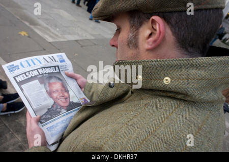 London, 6. Dezember 2013: Tributes Gießen dem ehemaligen südafrikanischen Führer und Anti-Apartheid ANC Kämpferin Nelson Mandela, der gestorben ist im Alter von 95. Mandela hat viele Freunde in Großbritannien, besuchen viele Male- und viele Aktivisten in Großbritannien während der 60er Jahre verbannt wurden. Er hob Bewusstsein und die Mittel für seine politischen Kampf gegen das rassistische Regime auch dann als Präsident nach 27 Jahren Haft. Bildnachweis: Richard Baker / Alamy Live News. Stockfoto