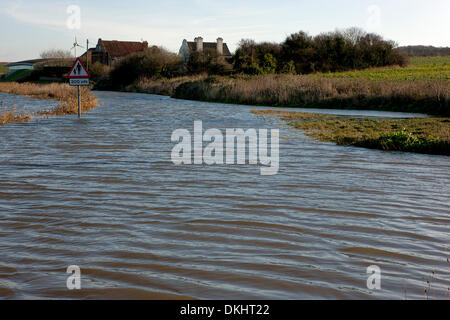 Cley Norfolk, Großbritannien. 6. Dezember 2013. Storm Surge Gewässer eine große Meer Verteidigung durchbrochen und überflutet die Küstenstraße, die A149 zwischen Hunstanton und Wells-Next-The-Sea und Cromer, auf dem Dorf Cley. Das Besucherzentrum der RSPB (oben links) wurde vorsorglich geschlossen. 6. Dezember 2013, 13:00 Credit: Tim James/The Gray Gallery/Alamy Live-Nachrichten Stockfoto