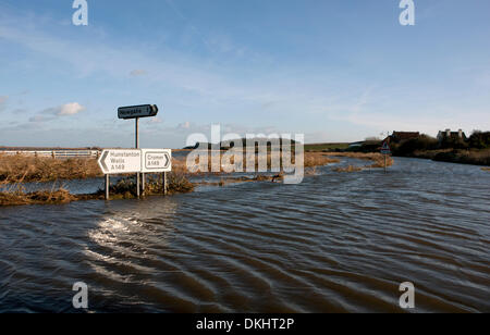 Cley Norfolk, Großbritannien. 6. Dezember 2013. Storm Surge Gewässer eine große Meer Verteidigung durchbrochen und überflutet die Küstenstraße, die A149 zwischen Hunstanton und Wells-Next-The-Sea und Cromer. 6. Dezember 2013, 13:00 Credit: Tim James/The Gray Gallery/Alamy Live-Nachrichten Stockfoto