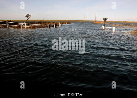 Cley Norfolk, Großbritannien. 6. Dezember 2013. Hochwasser aus der größten Sturmflut in 60 Jahren überschwemmen eine Küstenstraße in Cley in Norfolk UK. Die Gewässern verletzt eine Meer-Verteidigung, in einem Salzwiesen und auf der Küstenstraße zu überfluten. 6. Dezember 2013, 13:00 Credit: Tim James/The Gray Gallery/Alamy Live-Nachrichten Stockfoto