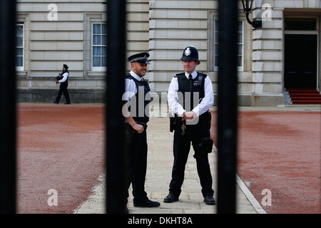 Britische Polizei außerhalb Buckingham Palace in London, Großbritannien. Stockfoto