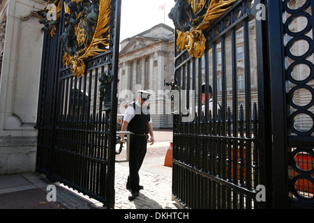 Britische Polizei außerhalb Buckingham Palace in London, Großbritannien. Stockfoto