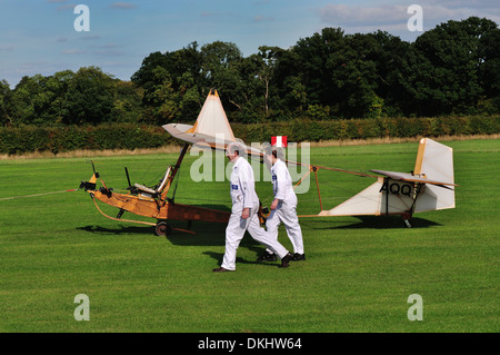 Vintage Eon primäre Gleiter aus der Shuttleworth Collection abgeschleppt zurück zu den Aufhänger. Biggleswade UK Stockfoto