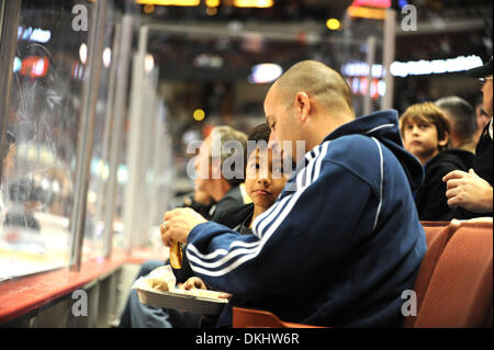 25. November 2009 - Anaheim, Kalifornien, USA - NHL HOCKEY - Fans - die Anaheim Ducks schlagen die Carolina Hurrikan 3-2 im Honda Center, Anaheim, Kalifornien. (Kredit-Bild: © Scott Mitchell/ZUMA Press) Stockfoto